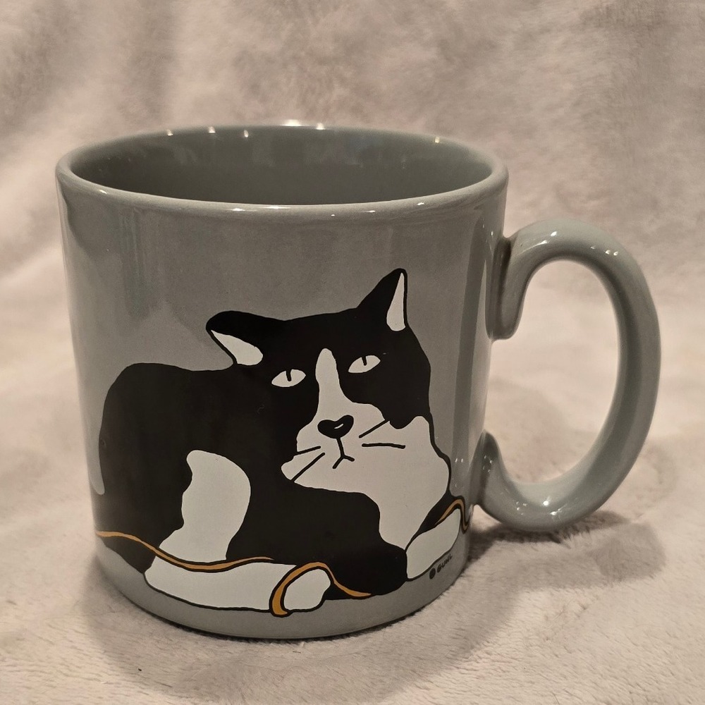 Bevvy England Ceramic Mug Black White Tuxedo Cat Yarn Coffee Cup‎
